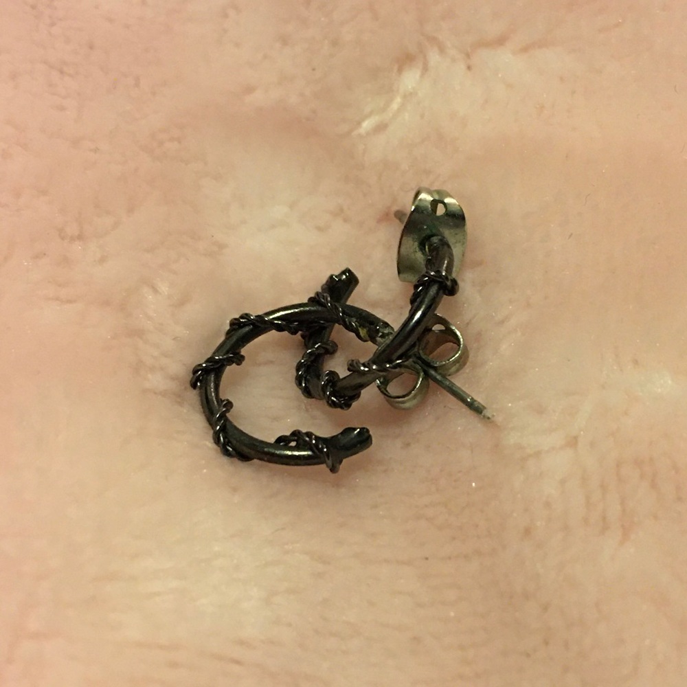 Small hoop earrings bundle - Picture 4 of 8